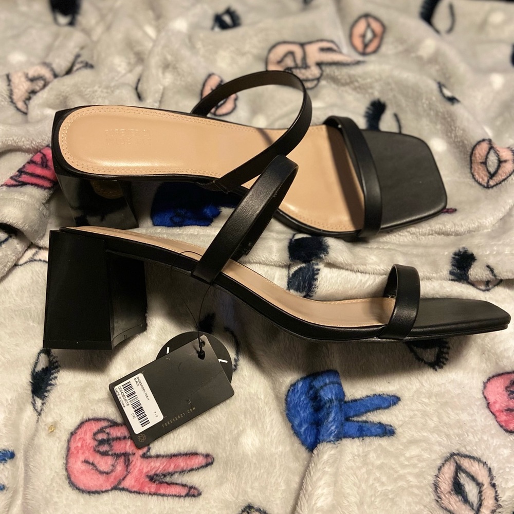 WIDE STRAPPY BLOCK HEELS